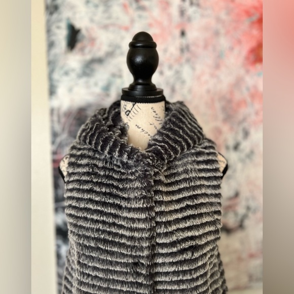 NEIMAN MARCUS COLLECTION Vest - Picture 4 of 11